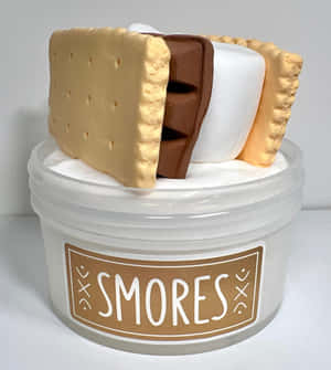 一個 s'mores 甜點複製品，包含全麥餅乾、巧克力和棉花糖，放在一個有標籤的罐子裡。 — 小米 Mix Fold 4 壁紙