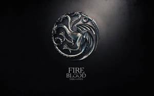 三頭龍標誌，帶有「Fire and Blood Targaryen」文字，深色背景。 — 冰與火之歌 壁紙