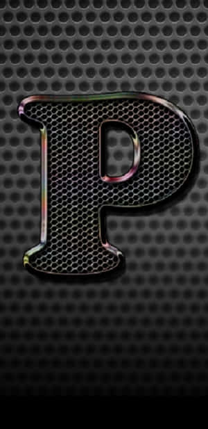 在深色穿孔金屬背景上發光的金屬字母 P。 — Pixel 4 壁紙