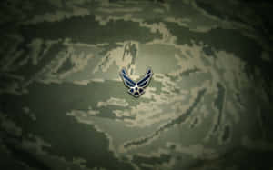 迷彩布料上的空軍翼章 — 空軍 壁紙