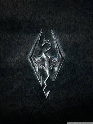 Skyrim龍紋章在深色皮革背景上發出藍光 — 上古卷軸V：無界天際 壁紙