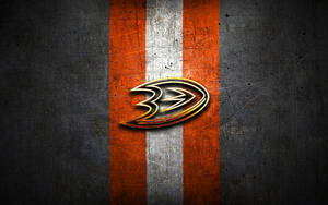 安納罕鴨隊（Anaheim Ducks）冰球隊標誌在帶有紋理的橙色、銀色和黑色條紋上。 — 安納海姆鴨隊 壁紙