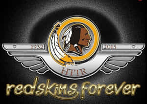 一個帶有美洲原住民側面輪廓和翅膀的運動隊標誌，文字為 redskins forever。 — 運動 壁紙