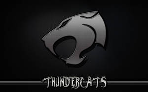 ThunderCats標誌，帶有金屬貓科動物頭部，位於深色紋理背景上。 — 霹靂貓 壁紙