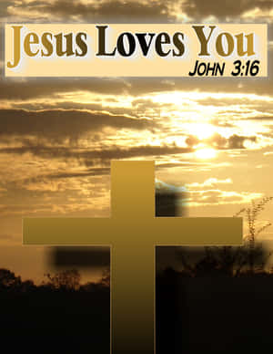 金色十字架在日落天空下，帶有文字 Jesus Loves You John 3:16 — 耶穌被釘十字架 壁紙