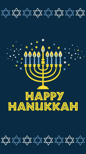 金色燭台，點燃的蠟燭，藍色背景上帶有星星和 happy hanukkah 文字。