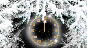 金色時鐘被雪覆蓋的松樹枝包圍，在星空下。 — 時鐘 壁紙