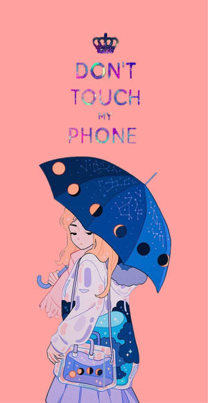 女孩拿著宇宙雨傘和手袋，上面有「DON'T TOUCH MY PHONE」文字和皇冠。