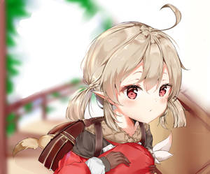 金髮紅眼的動漫女孩抱著一個紅色枕頭。 — The Krew 壁紙