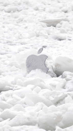 銀色Apple標誌部分被雪覆蓋 — 簡約 iPhone 壁紙