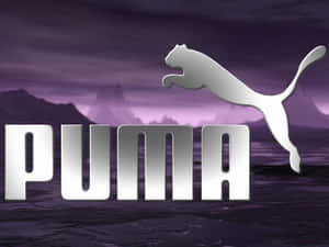 Puma品牌標誌，跳躍的貓在紫色山脈前 — 噗卡 壁紙