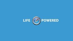 藍色背景上 LIFE 和 POWERED 兩個詞之間的指南針圖形。 — 高清 壁紙