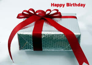 銀色禮物盒，紅色絲帶蝴蝶結，Happy Birthday 文字。 — 生日快樂蛋糕 壁紙