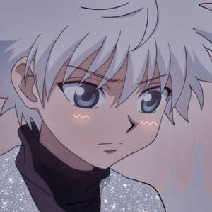 銀髮藍眼的動漫男孩，穿著閃亮襯衫，臉頰上有一滴淚水。 — 奇犽 壁紙
