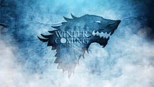狼頭標誌，帶有 winter is coming 文字，背景為暴風雨的藍色。 — 冬季美學 壁紙