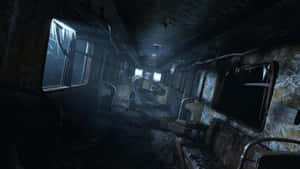 廢棄火車車廂內部，覆蓋著霜和腐朽，光線昏暗。 — 7680x4320 壁紙