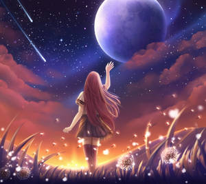 女孩在田野中伸手觸向月亮，螢火蟲在她周圍閃爍，星空下 — 月光 壁紙