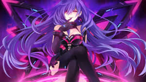 紫色頭髮和發光眼睛的動漫女孩，穿著賽博龐克霓虹服裝。 — 紫色動漫美學 壁紙