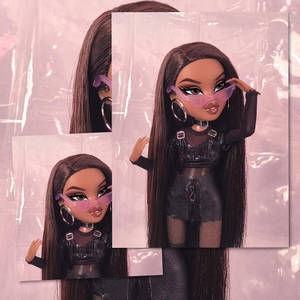 Bratz 娃娃戴著粉紅色太陽眼鏡和黑色皮衣，在粉紅色塑膠背景上。 — 娃娃 壁紙