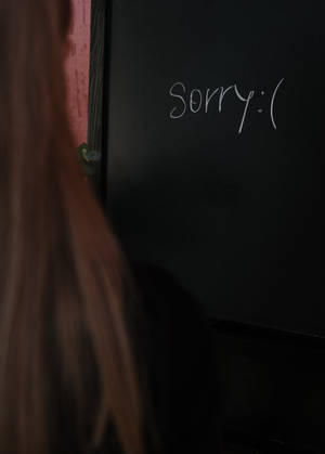長頭髮的人看著一道寫著「Sorry :(」的門。 — 黑板 壁紙