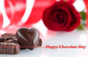 心形巧克力和紅玫瑰，附有「Happy Chocolate Day」文字。 — 情人節快樂 壁紙
