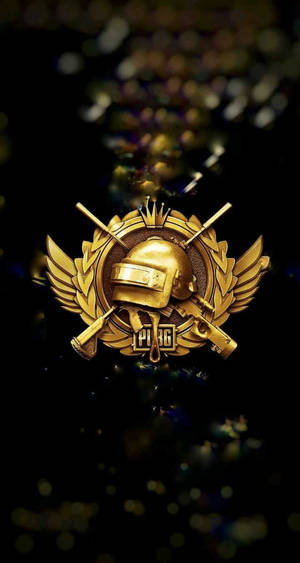 金色PUBG遊戲標誌，帶有頭盔和交叉的槍枝，背景為暗色。 — 遊戲玩家標誌 壁紙