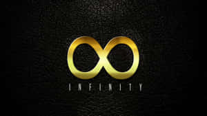 黑色皮革背景上的金色無限符號，下方有infinity字樣。 — 簡約暗黑美學 壁紙