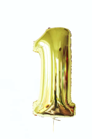 閃亮的金色箔數字一氣球，適合生日或派對。 — 小米平板 7 Ultra 壁紙