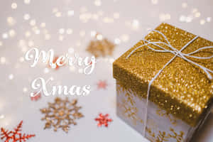 金色禮物盒配白色絲帶，被雪花和燈光圍繞，帶有Merry Xmas文字。 — 金色美學 壁紙