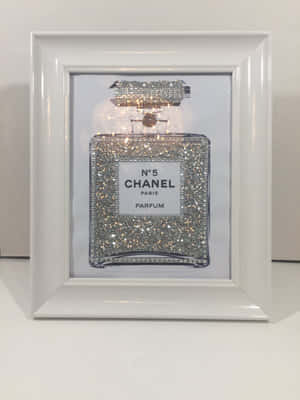 牆上掛著的閃亮Chanel No 5香水瓶框裝藝術品。 — 香奈兒 壁紙