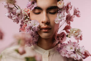閉上眼睛的人，被粉紅色和白色花朵包圍。 — 花朵美學動態圖 壁紙