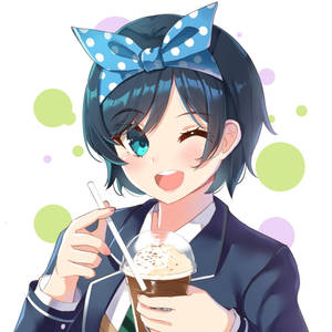 穿著校服的動漫女孩喝著帶有奶油的巧克力奶昔。 — 出租女友 壁紙