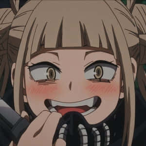 金色雙馬尾的動漫女孩咬著戴手套的手，咧嘴大笑。 — 渡我被身子 壁紙
