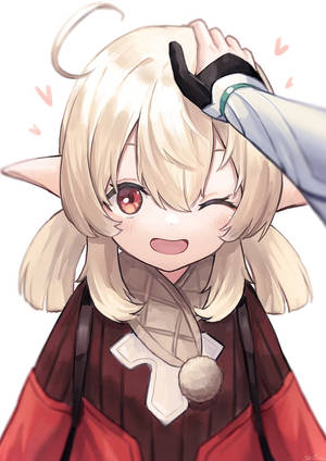 金髮紅眼的動漫精靈女孩眨眼時一隻手拍她的頭。 — 原神 壁紙