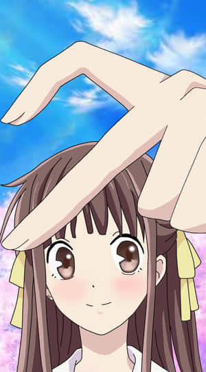 棕色頭髮和黃色絲帶的動畫女孩，在藍天下被一隻巨大的手保護。 — 動漫 壁紙