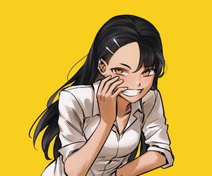 黑色頭髮的動畫女孩微笑著將臉頰貼在黃色背景上。 — 可愛的鳴人 壁紙