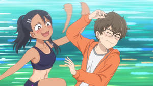 動畫女孩在海灘頑皮地撥亂男孩的頭髮。 — 可愛的鳴人 壁紙
