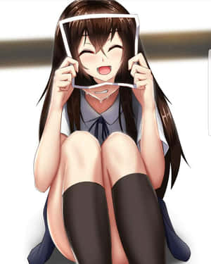 動畫女學生穿著校服，拿著破損面罩框架放在眼睛上笑著。 — 笑臉 壁紙