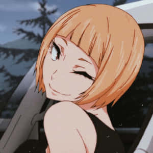 橙色頭髮的動漫女孩在車內微笑，可看到森林景色。 — 美麗的動畫 壁紙