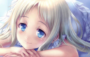 動漫女孩，銀色頭髮和藍色眼睛，輕輕微笑，下巴擱在手上。 — 狂歡三寶 壁紙
