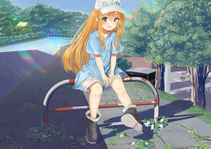 藍色服裝的動漫女孩坐在公園欄杆上，身後有樹木和游泳池。 — 細胞的工作 壁紙