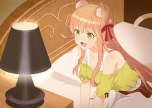 長著貓耳朵的動漫女孩在點亮的燈旁邊的床上微笑。 — 野獸先生 壁紙