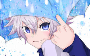 動漫男孩，銀色頭髮和藍色眼睛，在雨中藍色雨傘下微笑。 — 奇犽 壁紙