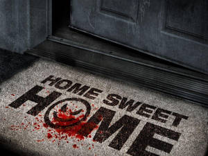 黑暗門口的門墊，上面有血跡斑斑的「Home Sweet Home」字樣。 — 甜蜜的家 壁紙