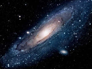 螺旋星系，具有明亮的核心和充滿恆星及宇宙塵埃的旋轉臂。 — 星空動畫 壁紙