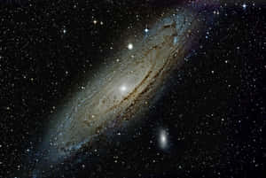 一個螺旋星系，在深空中有明亮的恆星和宇宙塵埃。 — 星際效應 壁紙