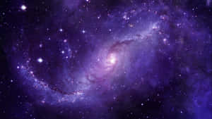 一個充滿明亮星星和宇宙塵埃的旋轉紫色星系。 — 紫色夜空 壁紙