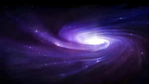 在黑暗的宇宙背景下，一個充滿恆星的發光紫色螺旋星系。 — 紫色銀河 壁紙