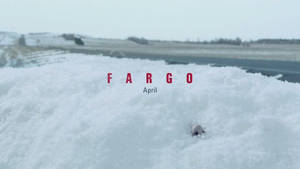 雪堆中有動物探出頭來，紅色文字 Fargo April。 — 簡約 壁紙
