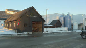 Maine Beer Company 啤酒廠，有雪和大型罐，日落時分。 — 冬季風景 壁紙